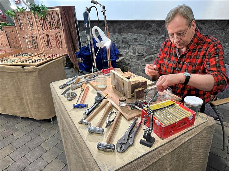 Schmuckdesigner Sven Lorenzen ist seit der ersten Kunsthandwerkstatt dabei.