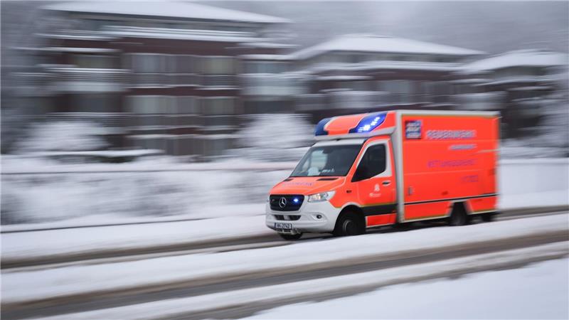 Schnee, Glätte und Kälte - der Wintereinbruch hat vielerorts in Deutschland den Verkehr behindert und Reisepläne durchkreuzt