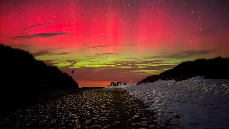 Schnee, Sand und bunte Lichter bilden einen seltenen Anblick auf der Nordseeinsel Norderney.