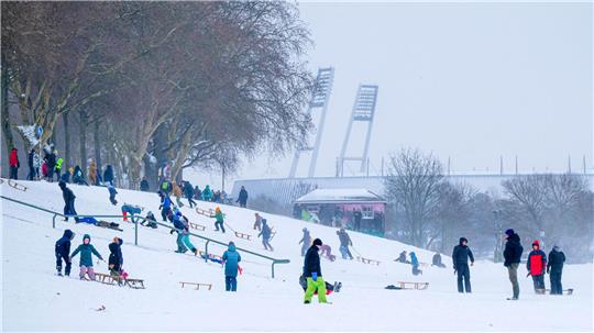 Schnee am Bremer Weserstadion. Das Bundesliga-Spiel zwischen Werder und Hoffenheim wurde abgesagt.