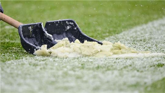 Schnee auf dem Fußballfeld: Das Frauenfußball-Topspiel Werder Bremen - VfL Wolfsburg fällt wegen des Winterwetters aus.