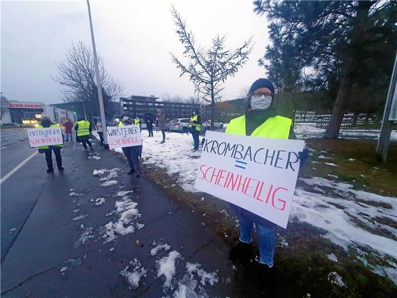 Hundertfacher Protest in Goslar gegen den Trinks-Umzug Schnee auf dem Rasen, kalter Nieselregen von oben: Trotz widrigen Januar-Wetters lassen es sich rund 100 Mitarbeiter der Trinks-Zentrale am späten Montagnachmittag nicht nehmen, Management und Gesellschaftern per Plakat mitzuteilen, was sie von den Umzugsplänen nach Hennef halten. Foto: Sowa