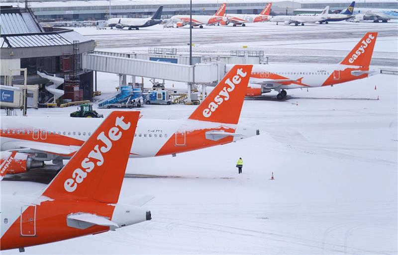 Schnee bedeckt den Flughafen in Manchester. In vielen Teilen des Landes müssen sich die Menschen auf mehrtägige Verkehrsbehinderungen einstellen, da Schnee, Eis und bitterkalte Temperaturen das ganze Land in Atem halten.