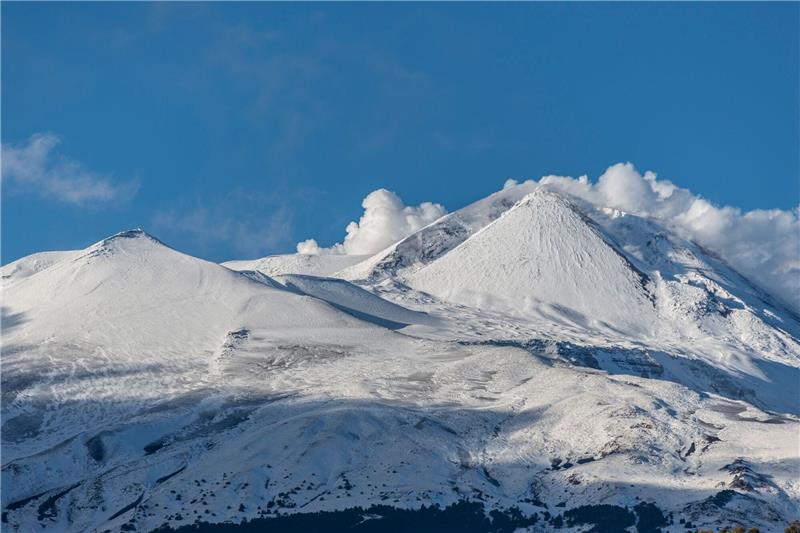Schnee, Kälte und Überschwemmungen in Italien Schnee bedeckt die Südseite des Vulkans Ätna im Osten Siziliens.