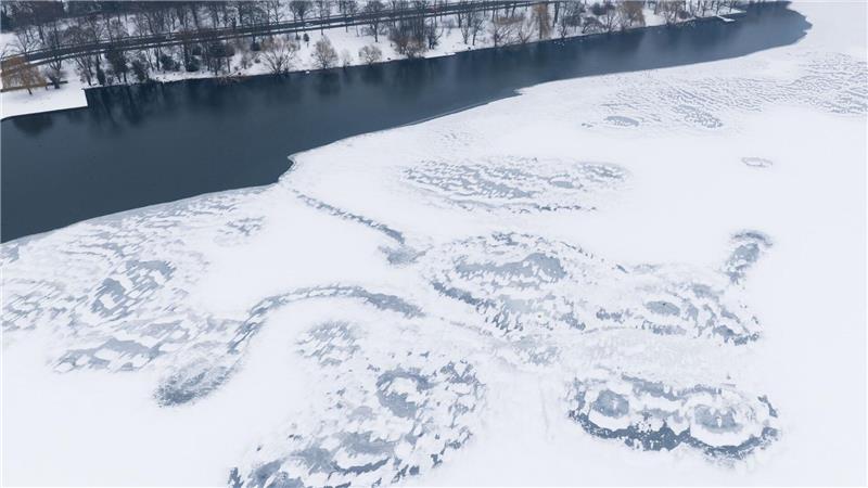 Schnee isoliert nach Angaben des Experten sehr gut, sodass der Frost darüber nicht mehr in den See vordringen kann. In der Folge kühlt das Wasser unter der Eisschicht nur sehr langsam aus.