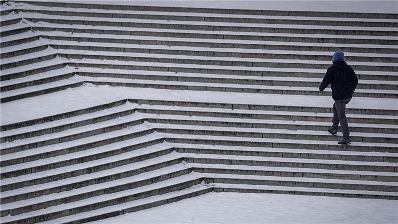 Schnee liegt am Morgen im Regierungsviertel in Berlin. 