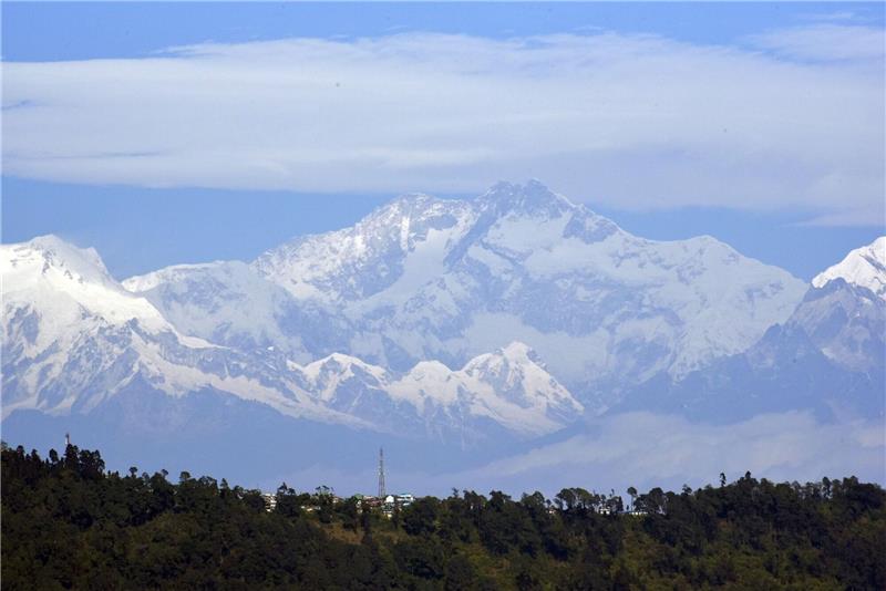 Erfolgreicher deutscher Bergsteiger tot im Himalaya gefunden Schnee liegt auf dem Gipfel des Kangchendzönga. Der bekannte Bergsteiger Luis Stitzinger wurde dort tot gefunden.