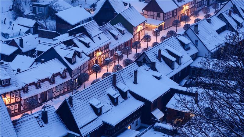 Schnee liegt auf den Dächern des Fachwerkstädtchens Stolberg im Südharz.