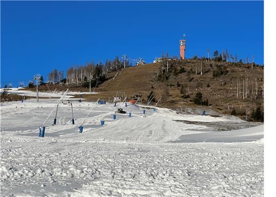 Schnee liegt wegen der ungünstigen Windlage am Wurmberg erst einmal nur im unteren Bereich des Hexenritts. In den nächsten Tagen will die Seilbahngesellschaft aber auch im oberen Bereich beschneien.  Foto: Eggers