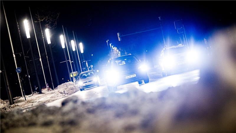 Schnee säumt den Straßenrand im Verkehr von Hannover.