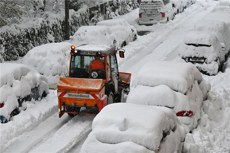 Schnee und Eis legen Süddeutschland lahm Schnee und Eis haben im Süden Bayerns auf den Straßen und bei der Bahn für Chaos gesorgt - wie hier in München.