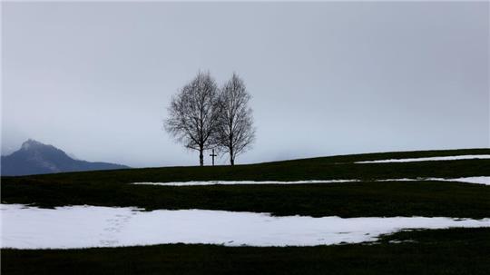 Schnee und Glätte in den Hochlagen, sonst Regen und mildere Temperaturen lautet die Wettervorhersage für das kommende Wochenende (Archivbild).