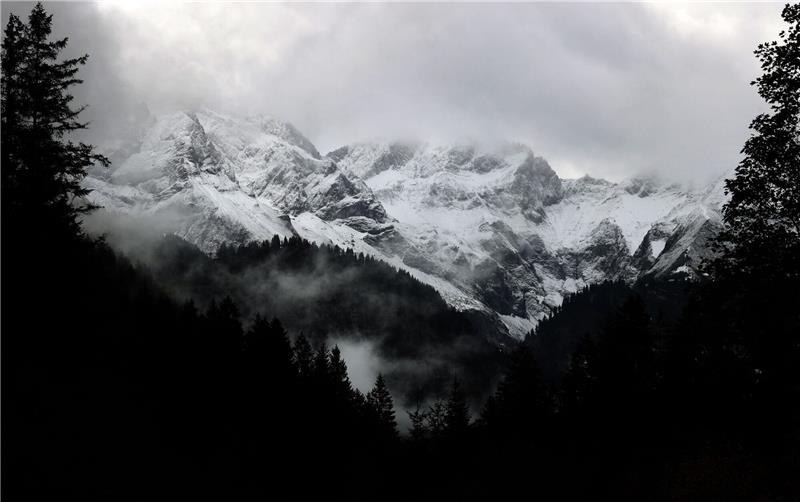 Es wird kühler in Deutschland - Schnee in den Alpen erwartet Schnee und Wolken in den Alpen.