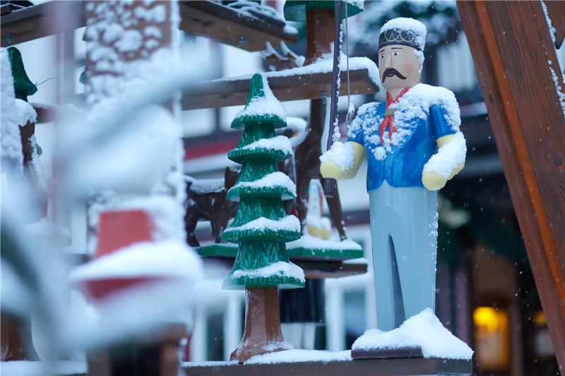 So wird das Wetter im Harz am Wochenende Schneebedeckt sind die Figuren einer Weihnachtspyramide im Stadtgebiet von Wernigerode. Foto: Matthias Bein/dpa