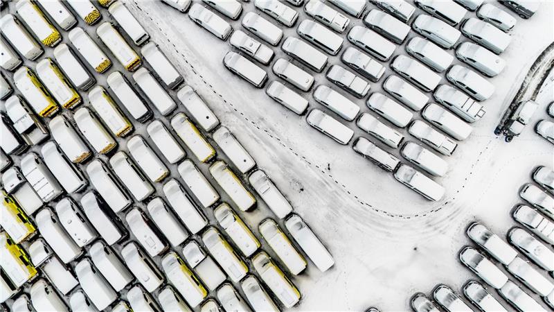 Schneebedeckte Fahrzeuge sind in Dowlais geparkt. 