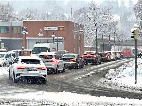 Schneechaos: Auf mehreren Goslarer Straßen bildeten sich nach Auffahrunfällen lange Rückstaus. Foto: Sowa