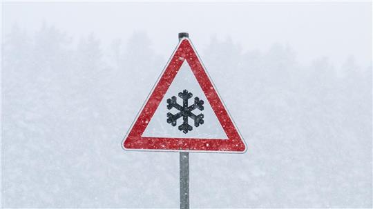 Schneefälle und gefrierender Regen könnten mancherorts zu Rutschpartien führen. (Archivbild) 