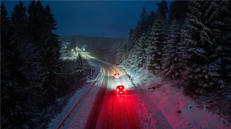 Schneefall im Schwarzwald: Autofahrer auf der B28 bei Freudenstadt.
