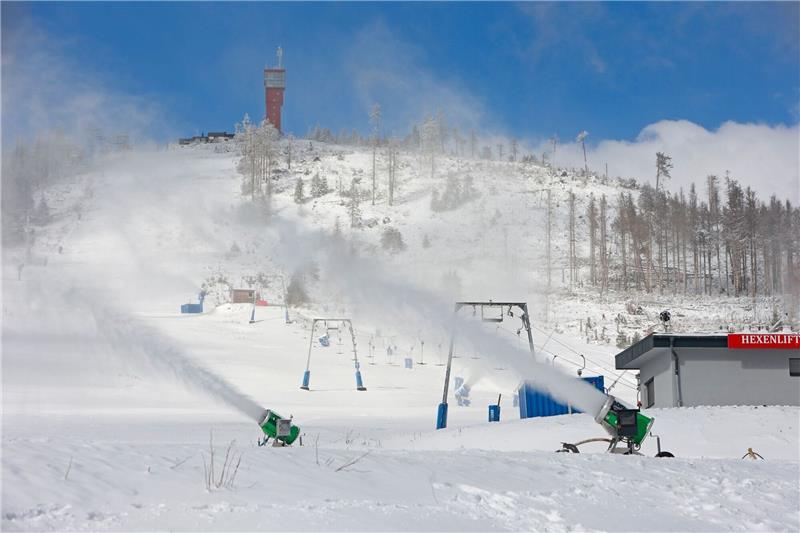 Schneekanonen laufen am Wurmberg und beschneien am Hexenritt in Braunlage den Skihang.