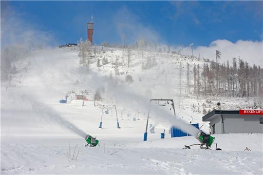 Schneekanonen laufen am Wurmberg und beschneien am Hexenritt in Braunlage den Skihang.