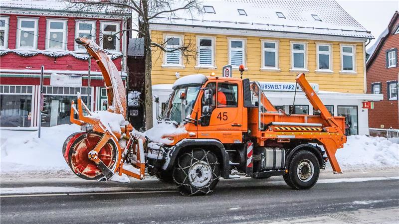 Ein Winterdienstfahrzeug mit Schneeketten