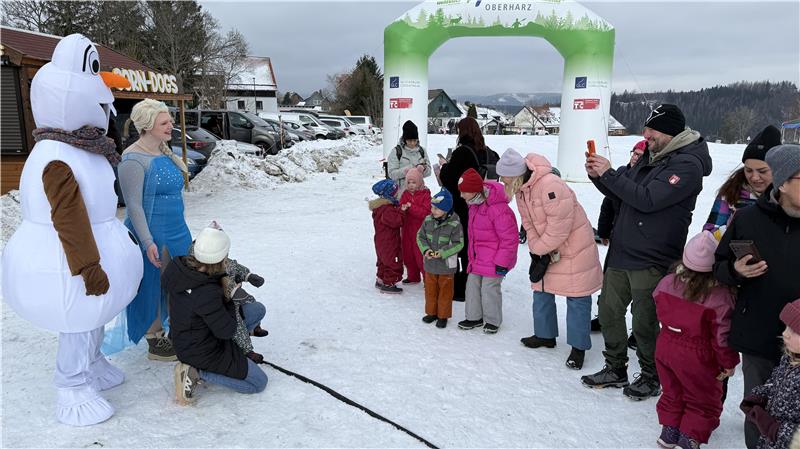 Schneemann Olaf und Prinzessin Elsa geben sich beim Altenauer Wintergaudi die Ehre.