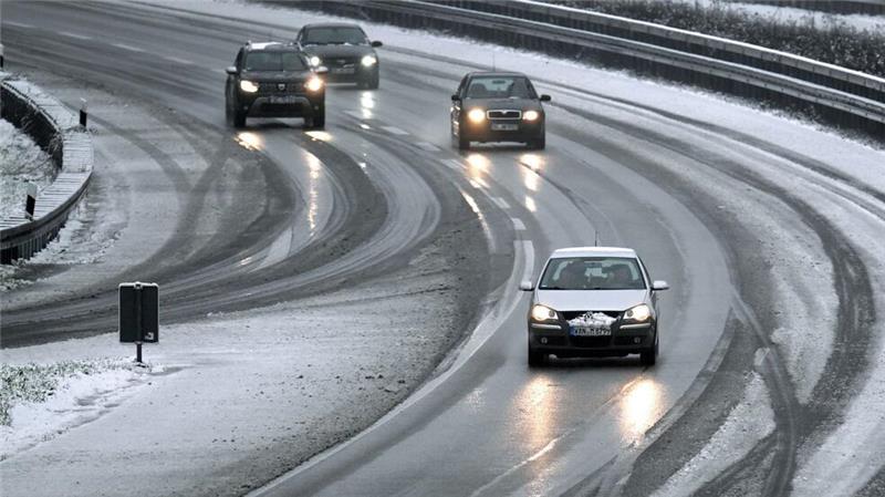 Schneematsch auf der A52 bei Gelsenkirchen. Vielerorts sind die Straßen infolge von gefrierendem Regen spiegelglatt.