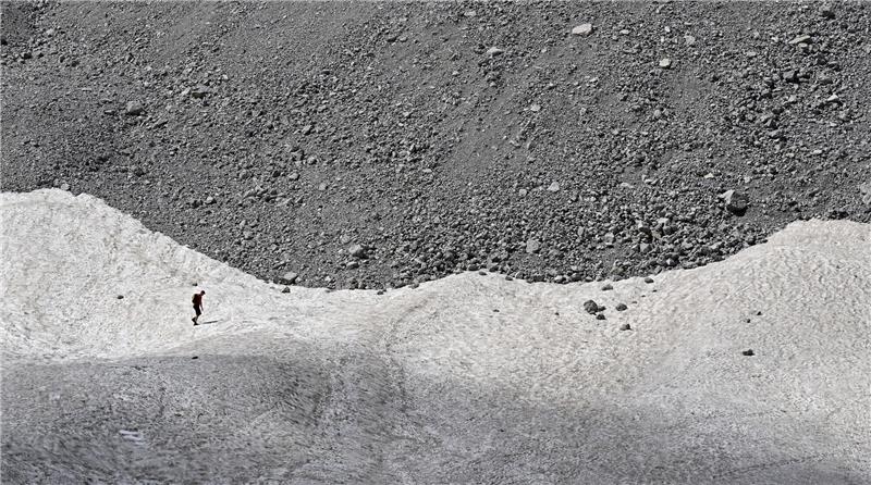 Klimawandel: „Ewiges Eis” vor dem Abschmelzen Schneereste auf dem Watzmanngletscher. Forscher geben ihnen nur noch wenige Jahre: Die letzten Gletscher auf deutschen Boden gehören auf die Rote Liste.
