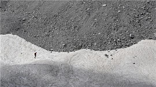 Schneereste auf dem Watzmanngletscher. Forscher geben ihnen nur noch wenige Jahre: Die letzten Gletscher auf deutschen Boden gehören auf die Rote Liste.