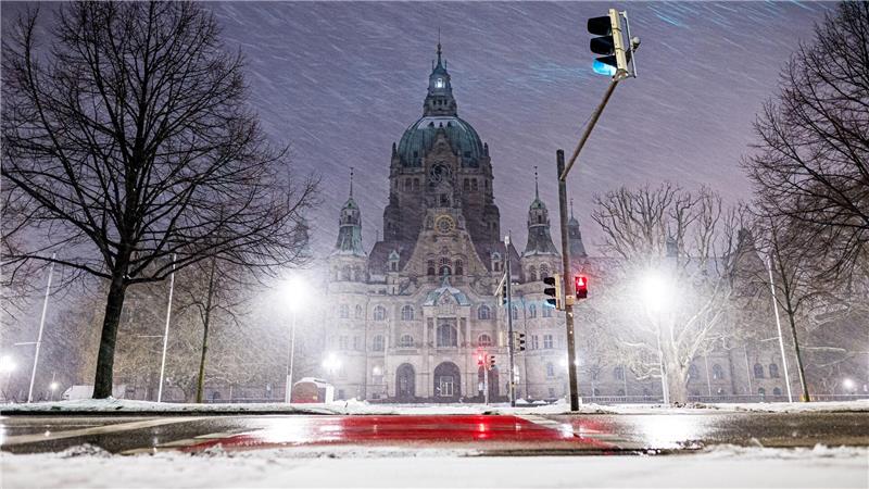 Schneeverwehungen führen zu Problem bei Bussen.