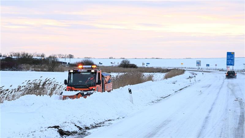 Schneeverwehungen haben in Wilhelmshaven und im Landkreis Friesland Straßen blockiert. 