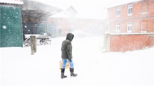 Schneeverwehungen sorgen in großen Teilen Niedersachsens für einen Ausnahmezustand.