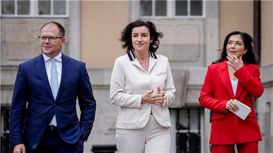 Schneider trat gemeinsam mit Wirtschaftsministerin Reiche und Forschungsministerin Dorothee Bär vor die Presse. 