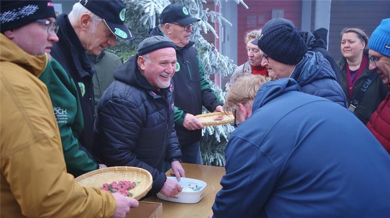 Braunlage: Kommunalpolitiker verkaufen 2000 GZ-Schweinchen im Nu Schnell finden die Glücksbringer in St. Andreasberg neue Besitzer.