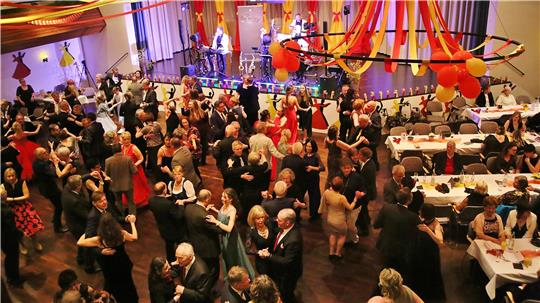 Schnell füllt sich die Tanzfläche im Kurhaus am Samstag beim 47. Winterball des TSC Rot-Gold.