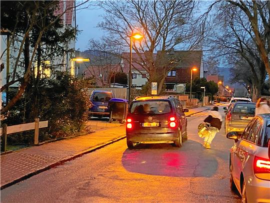 Schnell mitten auf der Straße anhalten, Tür auf, Kind raus und weiter – Elterntaxis sind ein Problem vor allen Schulen, nicht nur hier in der Wichernstraße. Archivfoto: Schlegel