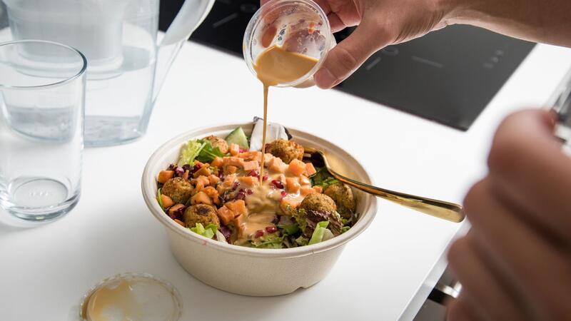 So viel Spaß macht vegetarisches Essen to go Schnell zubereitet: Bei fertigen Salaten aus dem Supermarkt kommt nur noch das Dressing hinzu.