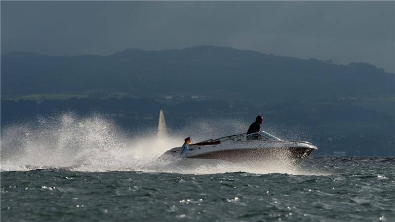 Studie: Freizeit-Schifffahrt belastet Seen deutlich Schnelle Motorboote bringen zwar Spaß, können aber Pflanzen und Tieren in Seen enorm zusetzten. (Archivbild)