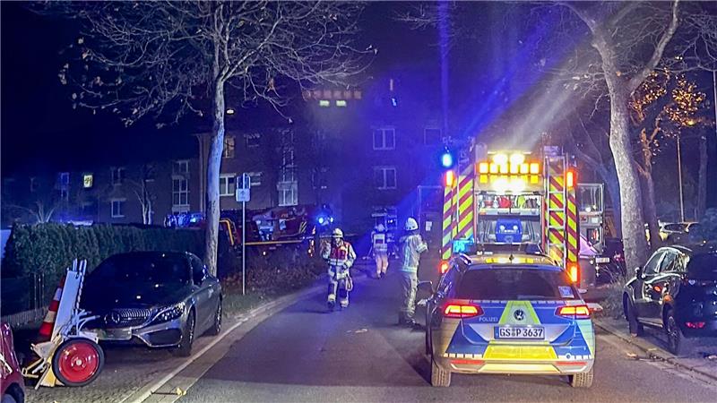 Feuerwehr Goslar rettet Mensch aus verrauchter Wohnung Feuerwehr und Polizei sind am Einsatzort aktiv.