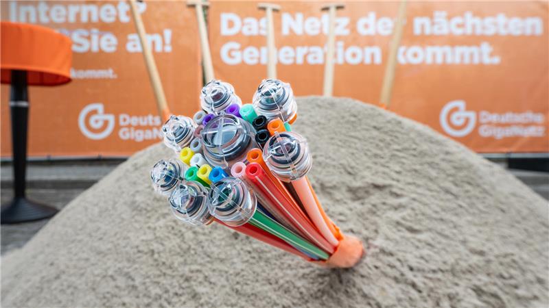 Ein Glasfaser-Kabel, das aus einem Erdhaufen ragt. Schnelles Internet wird es in Bad Harzburg erst einmal nicht geben, zumindest nicht von der Deutschen Giga-Netz.