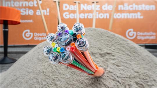 Ein Glasfaser-Kabel, das aus einem Erdhaufen ragt. Schnelles Internet wird es in Bad Harzburg erst einmal nicht geben, zumindest nicht von der Deutschen Giga-Netz.