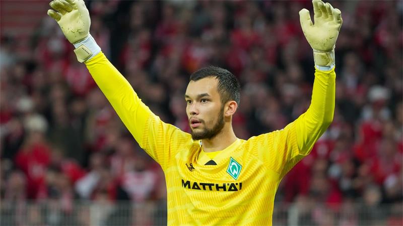 Schnelles Wiedersehen: Werder Bremen trifft zu Saisonbeginn auf seinen Ex-Torwart Mio Backhaus. (Archivbild)