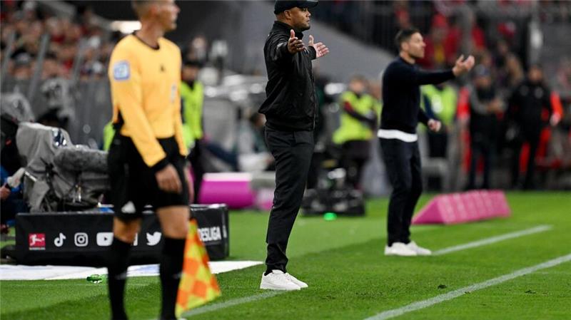 Megalast für Musiala: Bayern fehlt das Harry-Kane-Double Schnelles Wiedersehen am Spielfeldrand: Bayern-Coach Vincent Kompany (M) und Leverkusens Meistertrainer Xabi Alonso (r).