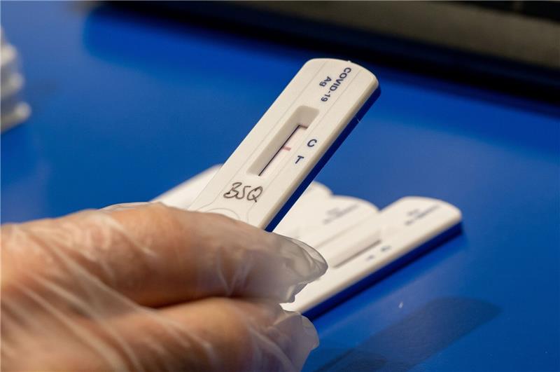 Corona-Gratistests enden für die meisten - Drei Euro fällig Schnelltests in einem Testzentrum.