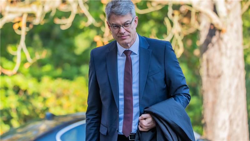 Klausur: Minister in Klinik und Abreise wegen Todesfalls Schnieder bei seiner Ankunf in der Villa – später kam er ins Krankenhaus.