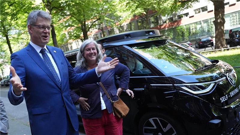 Schnieder und Alexander unterzeichnen Absichtserklärung zur Schaffung einer direkten Schienenverbindung zwischen Deutschland und Großbritannien. 