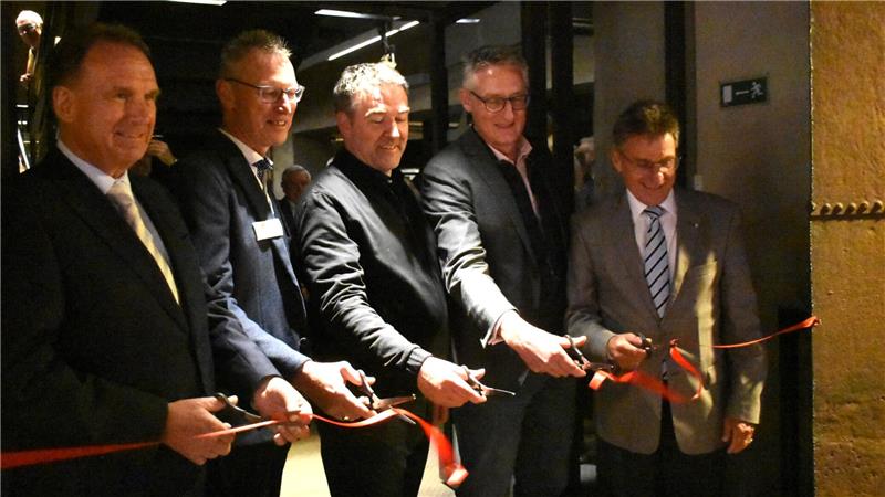 Schnipp, schnapp: Die auf dem Buch „NeuHarz“ basierende Ausstellung in den Eindickern des Rammelberges wird von (v.li.) Dieter Althaus, Dr. Johannes Großewinkelmann, Lars Wiedemann, Christian Hille und Bürgermeister Axel Siebe eröffnet.