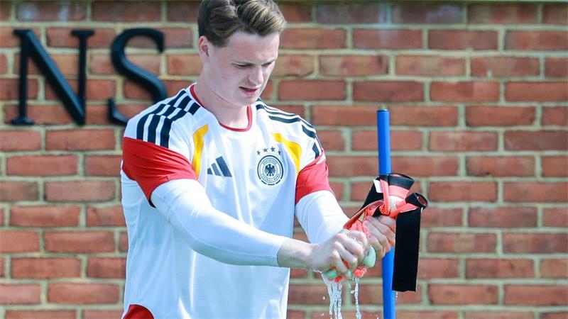 Viele Scheinriesen und zu wenig Qualitäts-Kicker Schnupperkurs als Trainingstorwart bei der WM: Jonas Urbig. (Archivbild)