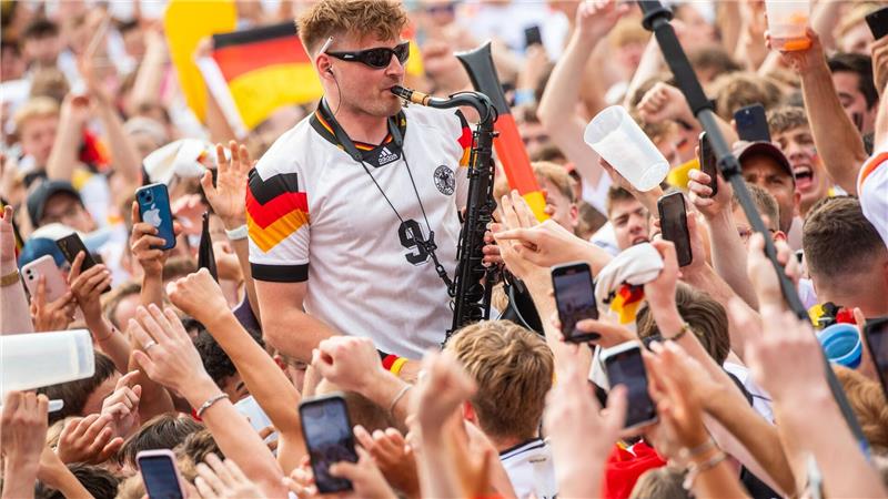 Shakira, Helene Fischer, Saxofon-Typ: Die Hits zur WM 2026 Schnura und das Saxofon: Ein Ballermann-Hit zur WM