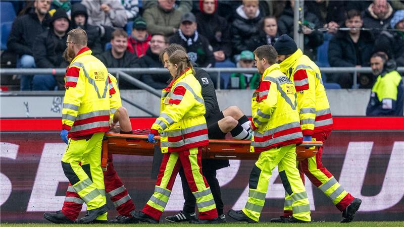 Schock für Hannover 96: Verteidiger Boris Tomiak muss verletzt auf einer Trage vom Spielfeld gebracht werden.   